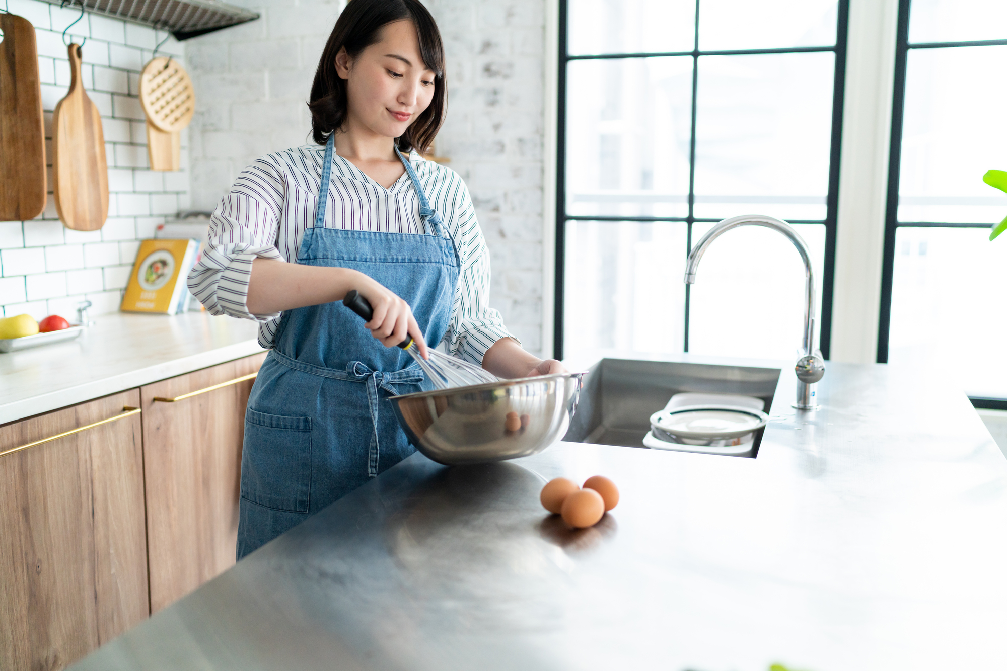 Để an toàn bạn cần hạn chế ăn trứng gà sống hoặc khi ăn trứng quá chín Để an toàn bạn cần hạn chế ăn trứng gà sống hoặc khi ăn trứng quá chín